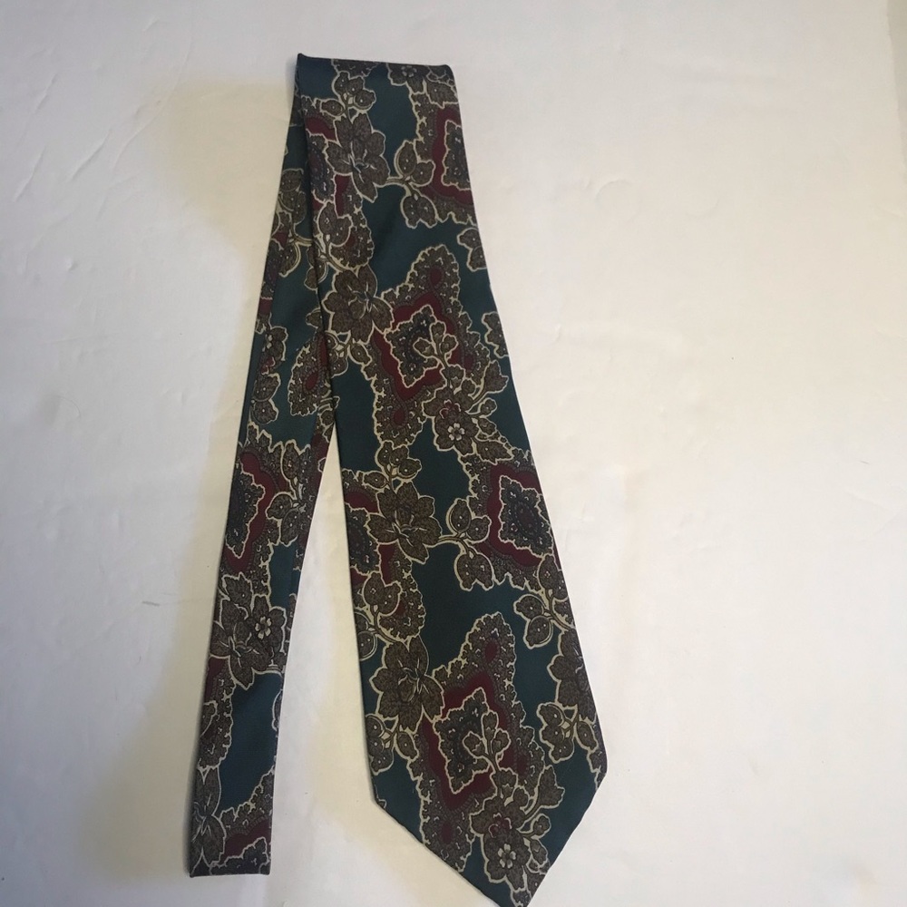 ANDRE VALENTINO 100% SILK TIE MADE IN THE USA